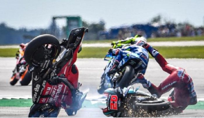 Andrea Dovizioso terlibat kecelakaan dengan Fabio Quartararo di MotoGP Inggris 2019.