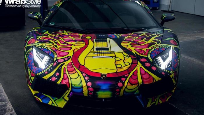 Tampilan depan dibungkus dengan kelir motif gitar