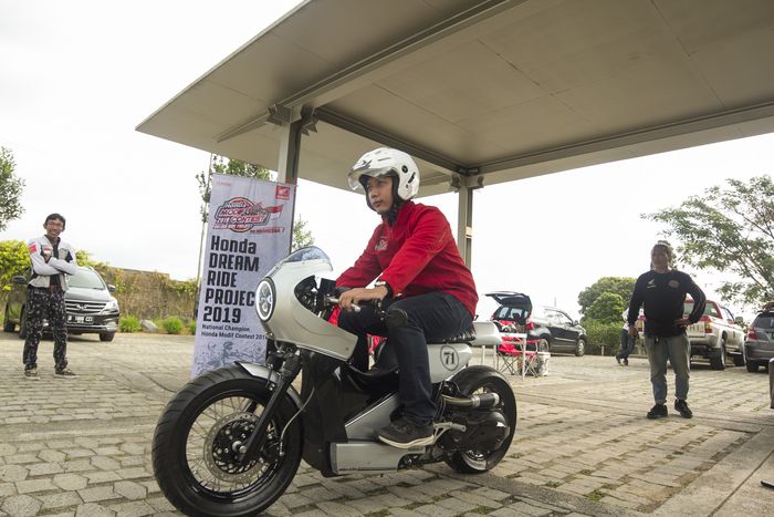 Honda PCX yang dirubah oleh Fiqhi menjadi cafe racer matik pada gelaran Honda Dream Ride Project 2019