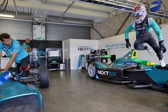 Keterbatasan baterai membuat pembalap Formula E harus berganti mobil di tengah-tengah balapan.