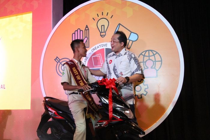 Direktur HR,GA,IT AHM Markus Budiman mengucapkan selamat kepada pemenang Best Student