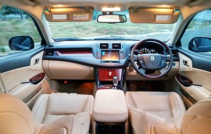 Interior Toyota Crown Royal Saloon