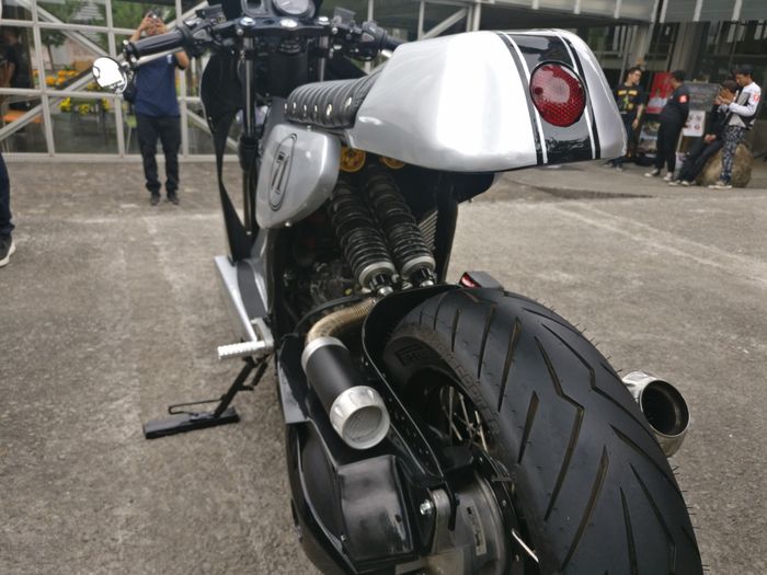 Buritan Honda PCX yang dirubah menjadi cafe racer