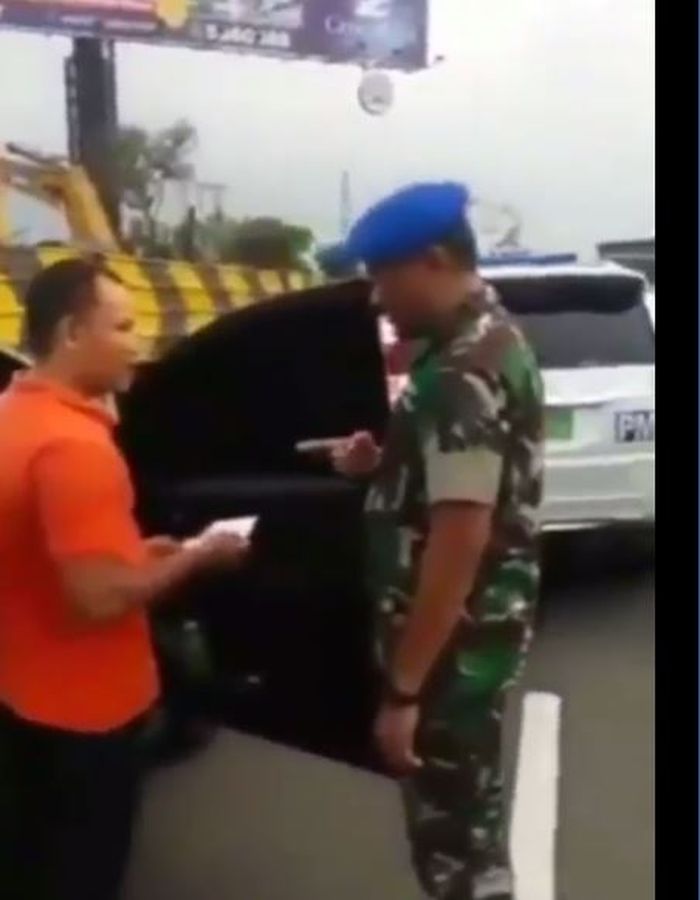 Pengemudi Toyota Innova Venturer bernopol dinas TNI yang ternyata warga sipil