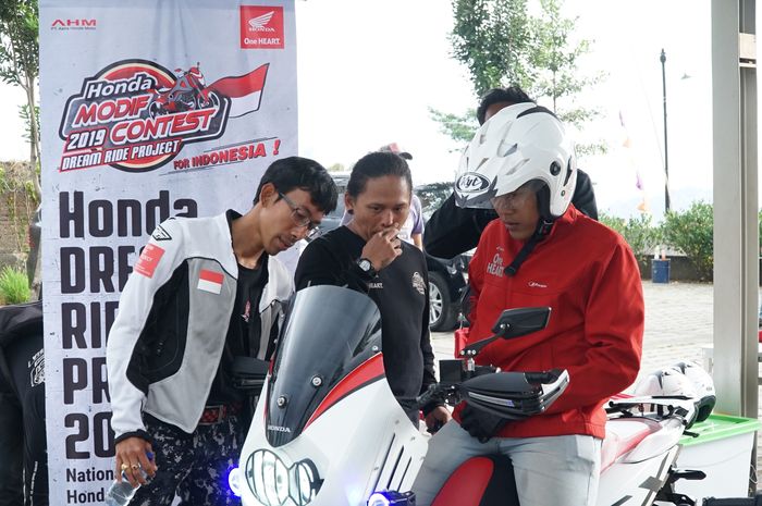 Tony (kiri) menjelaskan penggunaan Honda PCX adventure kepada penulis (kanan) dalam Honda Dream Ride Project (HDRP) 2019