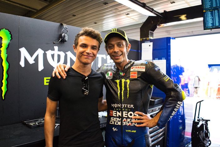 Lando Norris bertemu Valentino Rossi di sirkuit Silverstone saat MotoGP Inggris