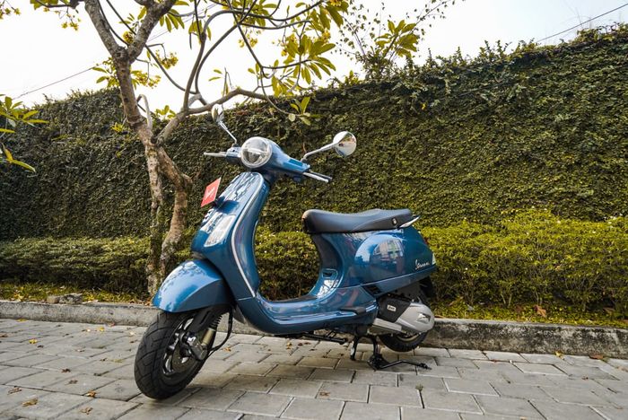Vespa LX 125 i-get  terbaru berwarna blue avio