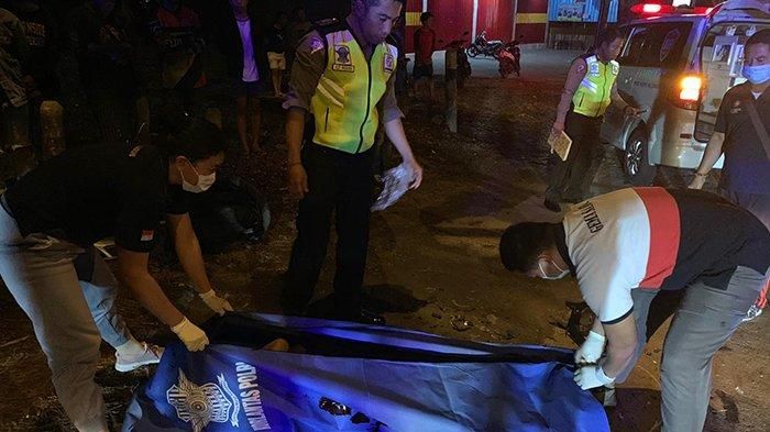 Komang Eko Widnyana (19), pemuda asal Dusun Umasalakan, Desa Takmung, Klungkung, Bali meninggal dunia setelah menabrak truk di Jalan By Pass Ida Bagus Mantra, Wilayah Desa Tangkas, Klungkung, Rabu dinihari (28/8/2019). Truk Kabur Setelah Komang Eko Terkapar, Pemuda Meninggal Setelah Tabrak Truk Parkir.