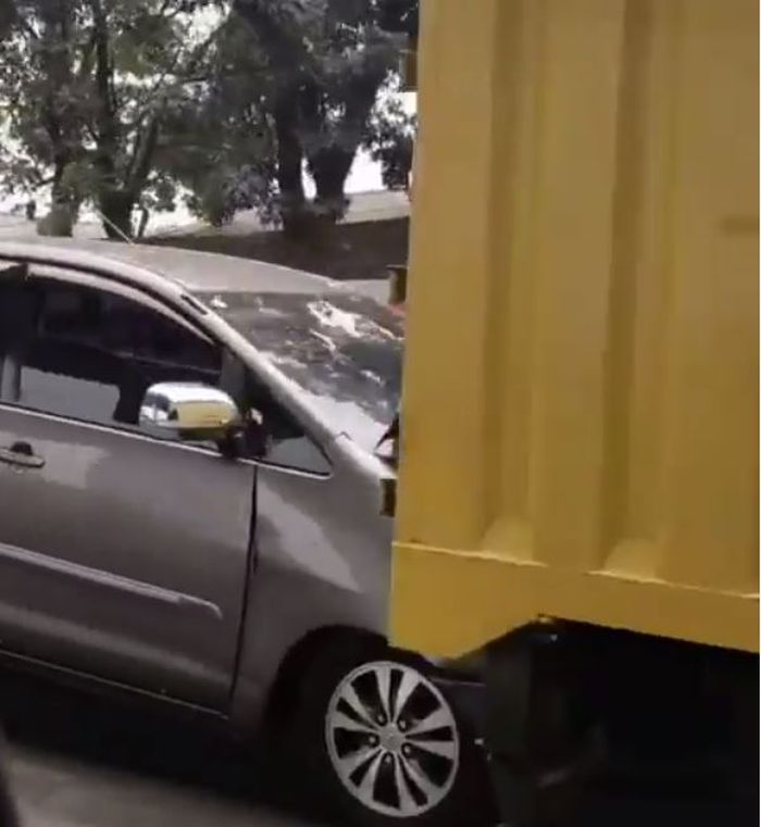 Wajah Toyota Kijang Innova menancap pantat truk box
