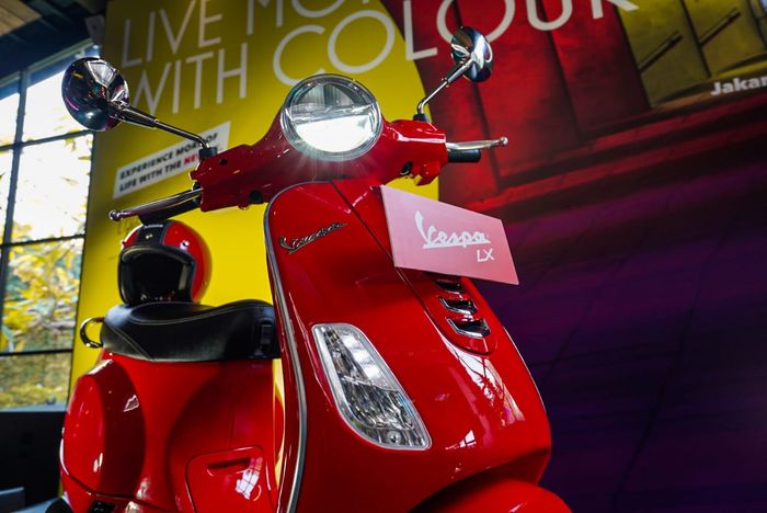 Aksen depan Vespa LX 125 i-get mengalami banyak perubahan, diantaranya adalah spion, headlamp LED, lampu senja LED, dan front tie