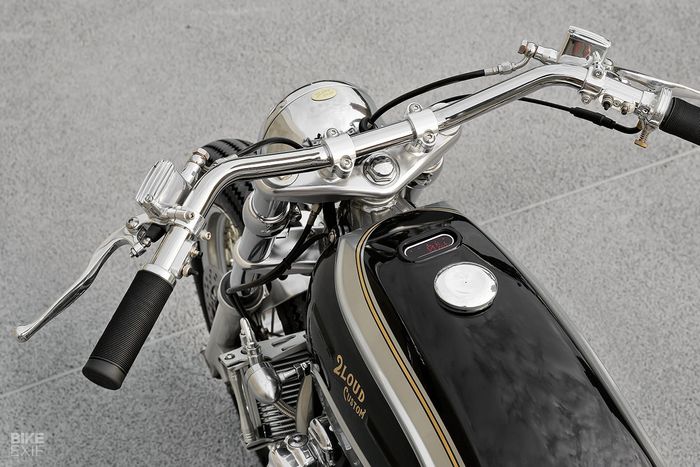 Tangki kustomnya ditanami speedometer mungil dari Motogadget