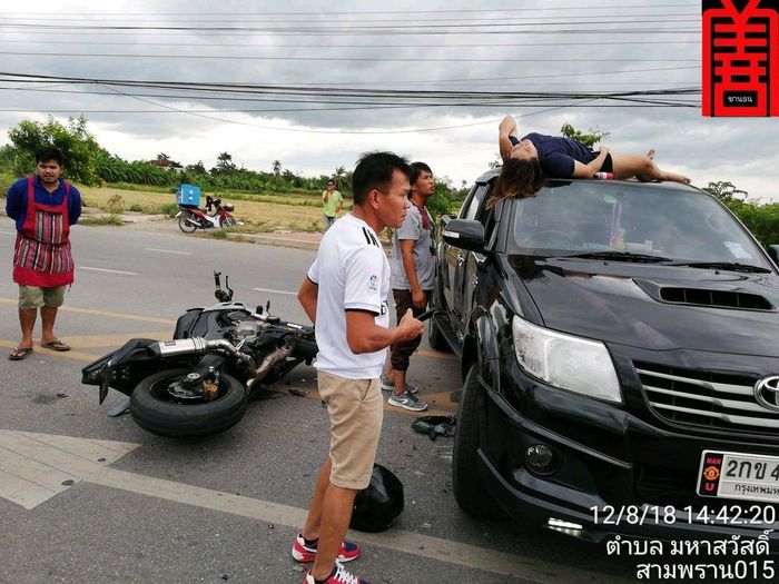 Kecelakaan Toyota Hilux dan Kawasaki Z1000