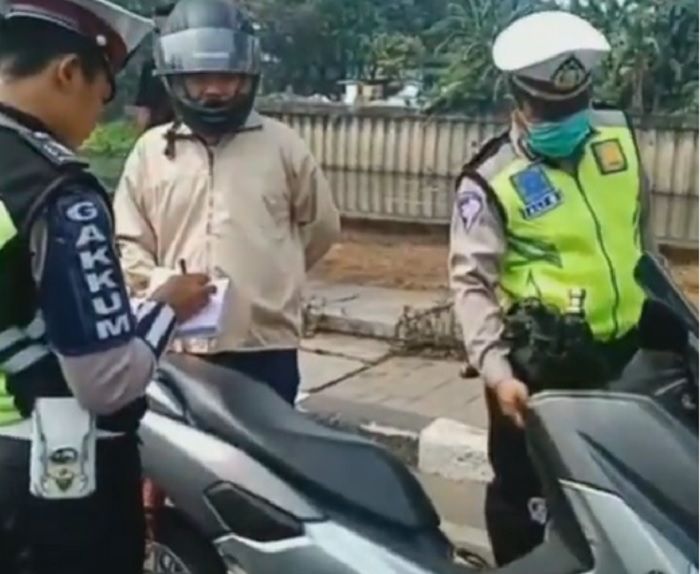 Ilustrasi pengendara Yamaha NMAX ditilang Polisi karena STNK Mati