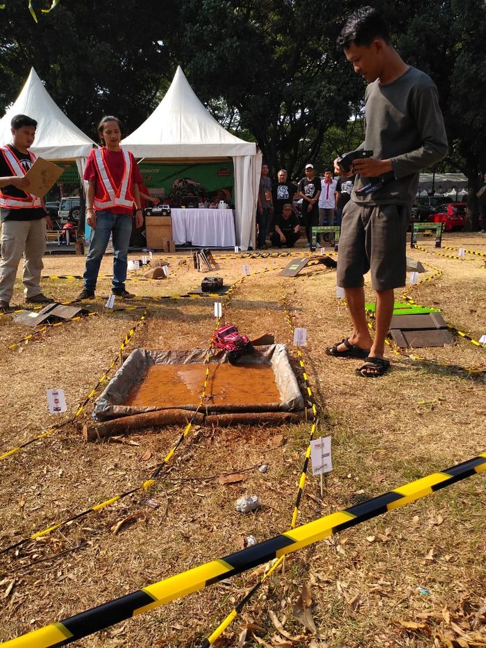 Peserta Monster Road RC di Otobursa Tumplek Blek 2019 melewati  handicap kubangan 