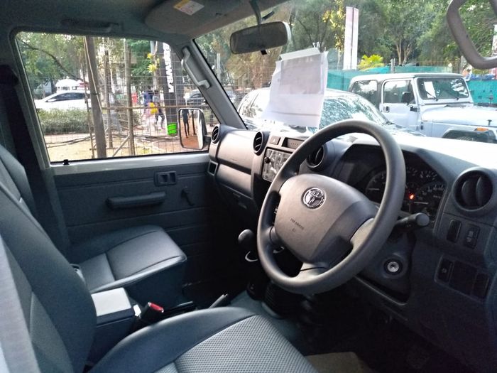 Interior Toyota Land Cruiser seri 76