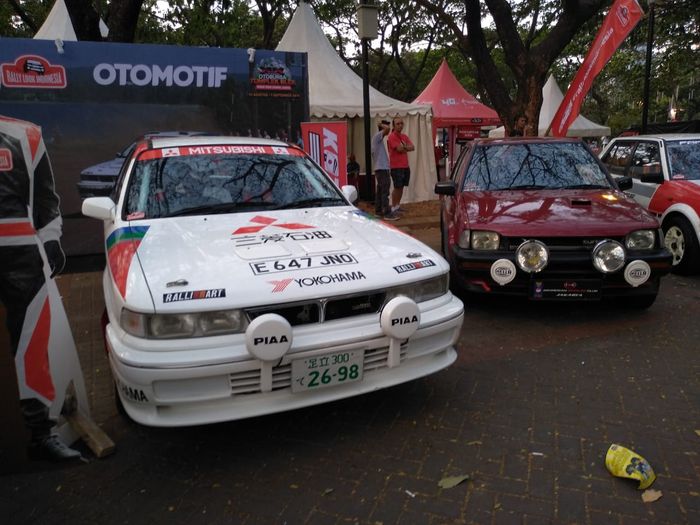 Mitsubishi Galant dengan full branding asli rally