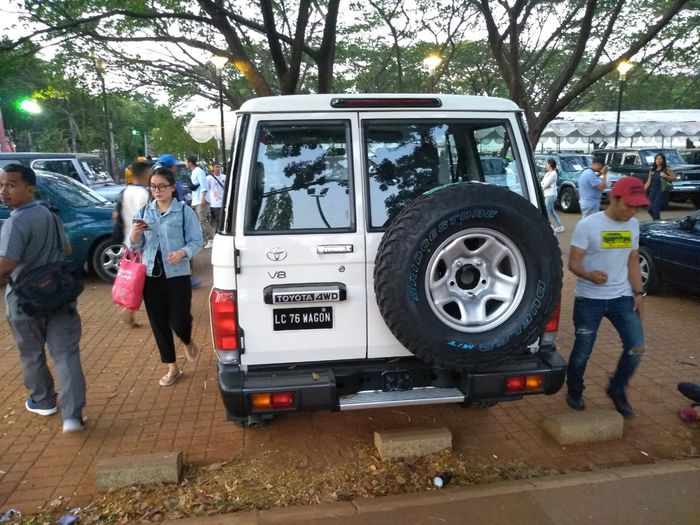 Bentuk belakang Toyota Land Cruiser seri 76