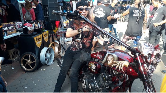 Jacklyn Choppers saat mejeng bareng chopper miliknya di acara Tumplek Blek 2019.