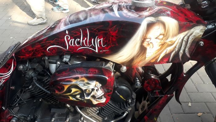 Tangki bergambar tengkorak di motor bang Jack