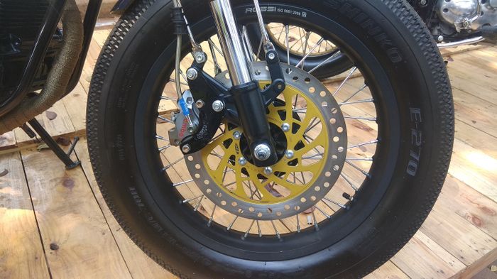 Kaliper rem depan pakai Brembo