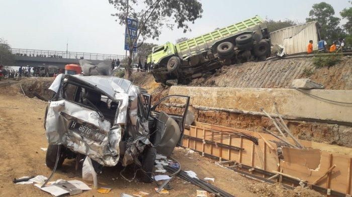 Situasi terkini lokasi kecelakaan beruntun di Tol Cipulang KM 91, Purwakarta, Jawa Barat, arah Bandung ke Jakarta, Senin (2/9/2019). Tampak truk terguling dan mobil rusak berat. 