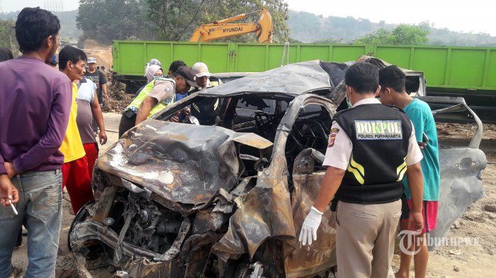 Mobil terbakar dari kecelakaan beruntun di tol Cipularang KM 91