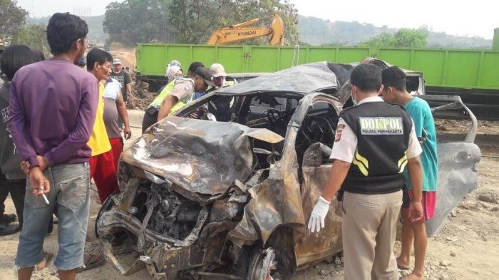 Situasi terkini lokasi kecelakaan beruntun di Tol Cipulang KM 91, Purwakarta, Jawa Barat, arah Bandung ke Jakarta, Senin (2/9/2019). Sebuah mobil yang hangus terbakar tampak dikerumuni warga. (TribunJabar/Erry Chandra) (TribunJabar/Erry Chandra)