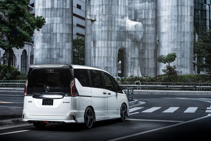 Tampilan belakang Nissan Serena hasil modifikasi Mz Speed