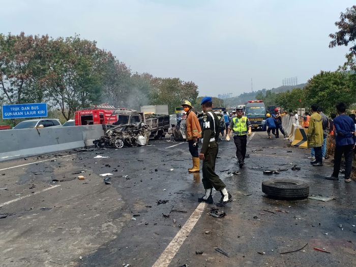 kecelakaan beruntun di Km 91 Jalan Tol Purbaleunyi arah Jakarta