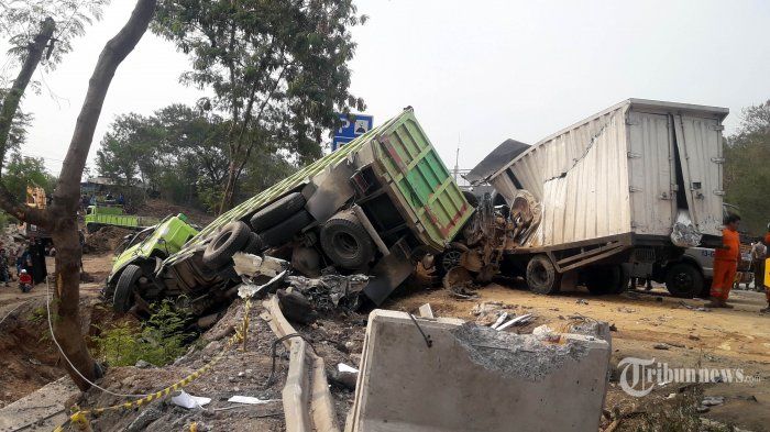 Petugas mengevakuasi kendaraan yang turut dalam tabrakan beruntun di Tol Cipularang KM 91