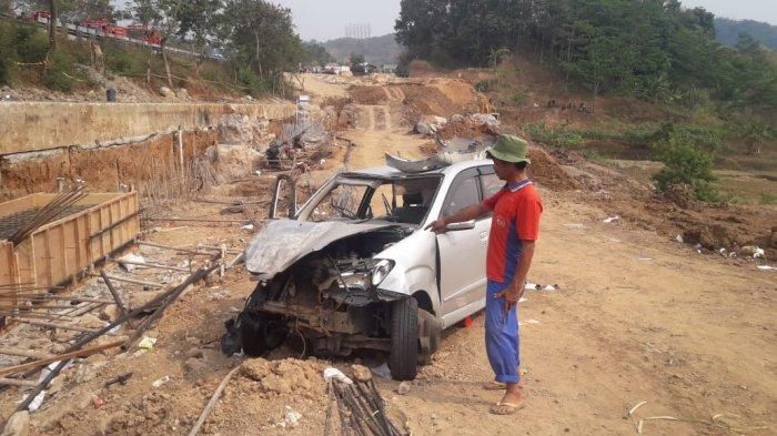 Toyota Avanza korban kecelakaan tol Cipularang