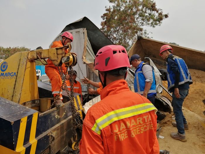 Evakuasi korban dari kecelakaan beruntun di Tol Cipularang KM 91