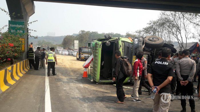 Tabrakan beruntun di tol Cipularang KM 91
