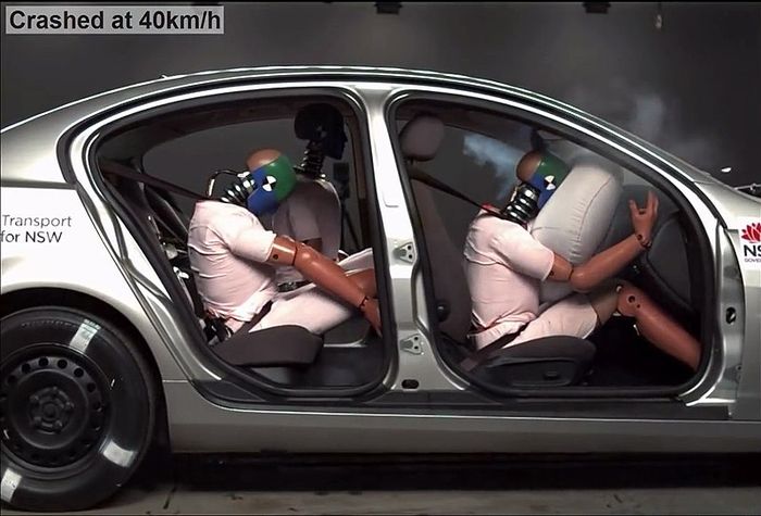 Peragaan airbag yang mengembang dalam tes kecelakaan sebuah mobill yang melaju dengan kecepatan 40 m per jam. Di belakangnya juga ada dampak pada penumpang yang mengenakan sabuk pengaman dan tidak menggunakan sabuk pengaman.