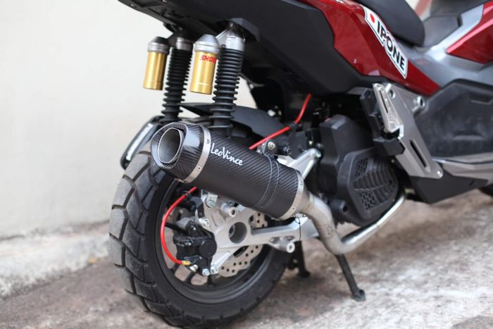 Knalpot Leo Vince terpasang di Honda ADV150