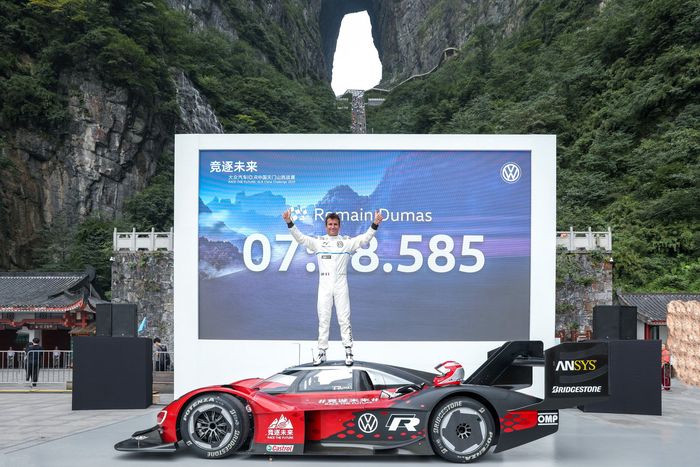 Romain Dumas catat waktu 7 menit 38,5 detik dengan VW ID.R untuk taklukkan Pegunungan Tianmen