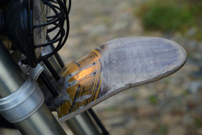 Contohnya sepatbor depannya ini