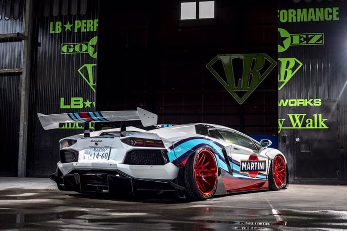 Tampilan belakang Lamborghini Aventador pakai livery Martini Racing