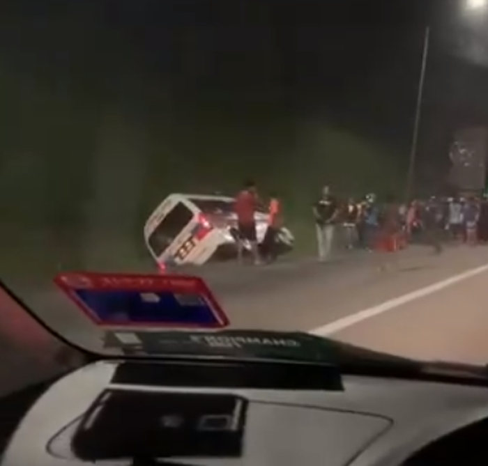 Ilustrasi ambulans masuk parit akibat ada kendaraan yang tiba-tiba memotong jalan dan masuk ke bahu jalan