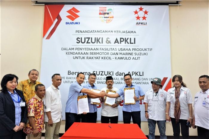 Makmur, 4W Sales Director PT SIS, Gunardi Prakosa, Deputy General Manager of Suzuki Marine PT SIS dan Dr. Ali Mahsun Atmo, M.Biomed., Ketua Umum DPP APKLI hadir dalam penandatanganan perjanjian kerja sama tersebut. 