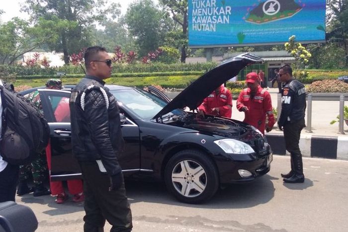Mobil dinas kepresidenan mogok di Bundaran Digulis Universitas Tanjungpura, Pontianak, Kalimantan Barat, Kamis (5/9/2019)