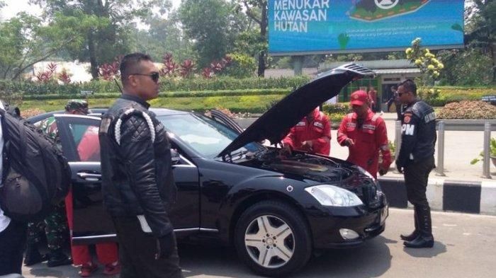 Mobil dinas kepresidenan mogok di Bundaran Digulis Universitas Tanjungpura, Pontianak, Kalimantan Barat.  