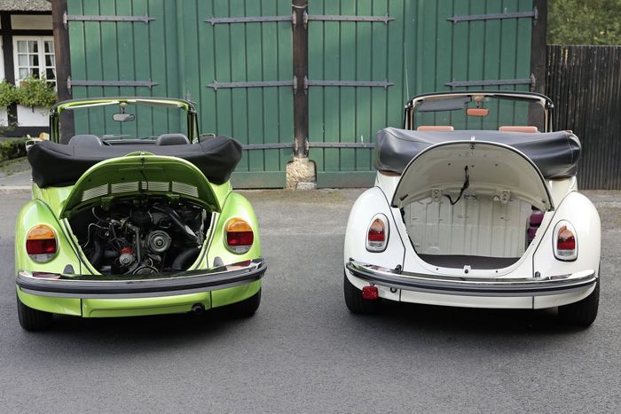 VW Beetle lawas (kiri) memiliki mesin di bagasi belakang, sedangkan VW Beetle listrik (kanan) bagasi jadi melompong