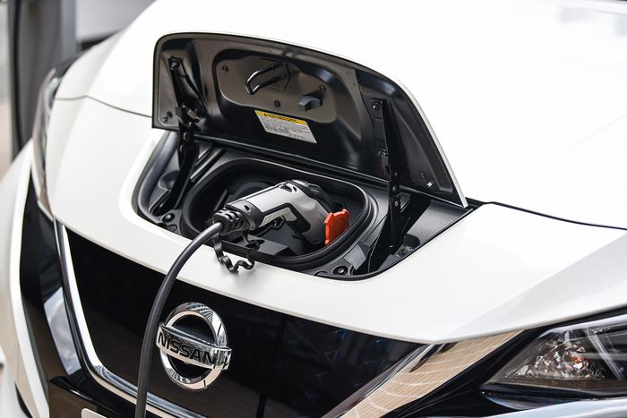 Nissan Leaf dengan pengisian listrik Delta Electronics (Thailand) PCL