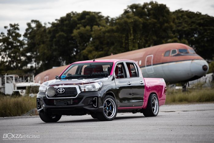 Modifikasi pikap Toyota Hilux tampil racing dengan kelir pink