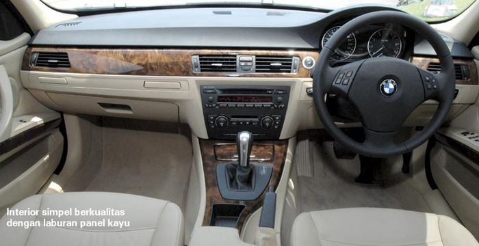 Interior BMW 325i Dibalut Panel Kayu