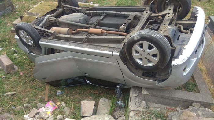 Toyota Avanza terlalu minggir ke kiri sehingga terpelosok ke pemakaman