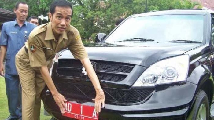 Jokowi saat masih menjabat Wali Kota Solo, menggunakan mobil Esemka sebagai mobil dinasnya 