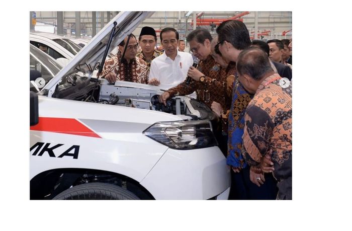 Jokowi tengah melihat mesin salah satu mobil