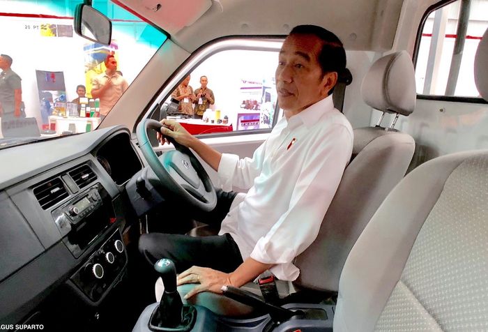 Presiden Joko Widodo menaiki salah satu produk mobil yang diluncurkan bersamaan dengan peresmian pabrik mobil Esemka milik PT Solo Manufaktur Kreasi, di Sambi-Boyolali, Jawa Tengah, Jumat (6/9/2019) siang.